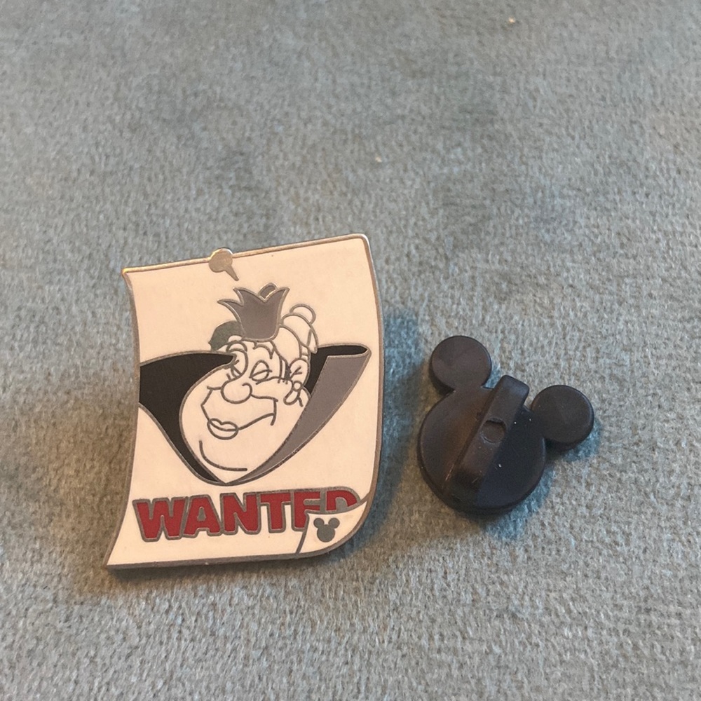 Queen of Hearts Wanted Disney Pin